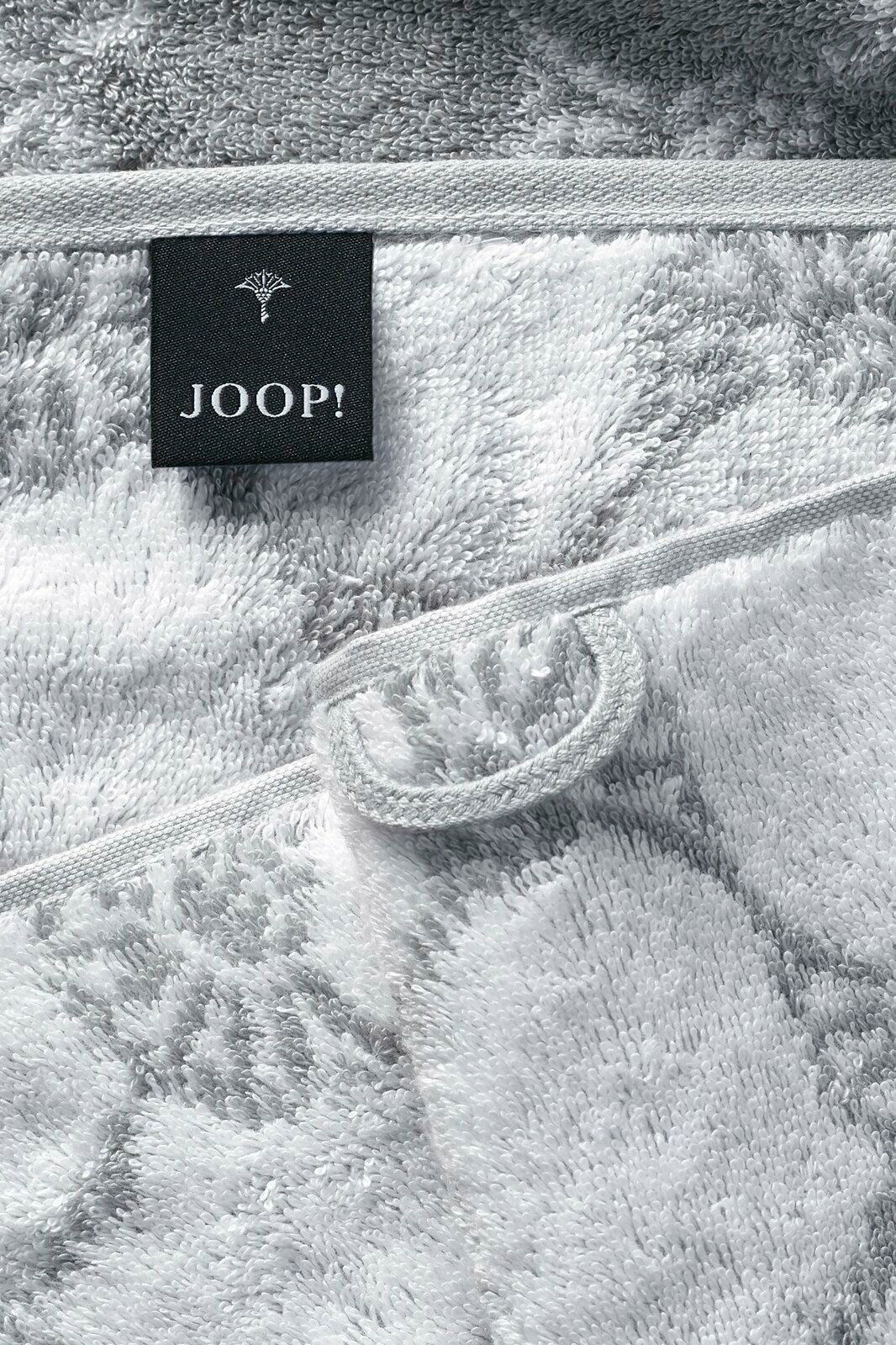 Nahaufnahme eines grauen Saunatuchs mit einem schwarzen Joop!-Etikett.