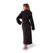 Rückansicht eines dunkelgrauen Kapuzenbademantels in Größe XL, getragen von einer Person.