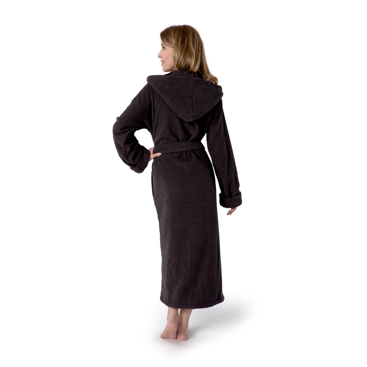 Rückansicht eines dunkelgrauen Kapuzenbademantels in Größe XL, getragen von einer Person.