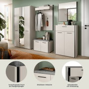 Modernes Garderoben-Set in Weiß mit Kleiderschrank, Wandpaneel mit Hutablage und Haken, Schuhbank mit grauem Sitzkissen sowie Kommode mit Spiegel, in frontaler Raumansicht aus leicht schräger Perspektive.