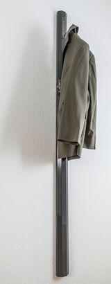 Garderobenpaneel in seitlicher Perspektive mit einem aufgehängten Sakko.