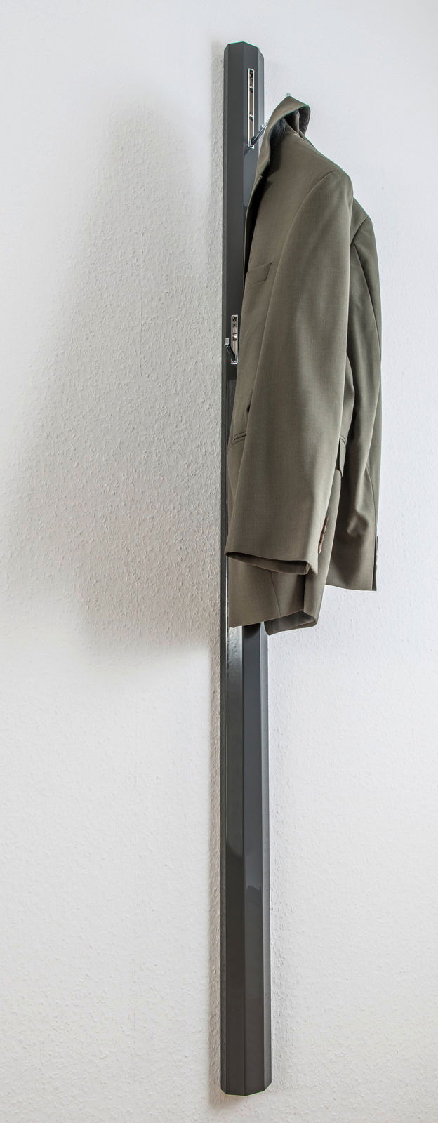Garderobenpaneel in seitlicher Perspektive mit einem aufgehängten Sakko.