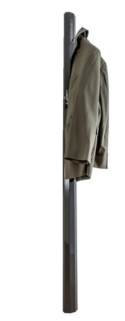 Garderobenpaneel in seitlicher Perspektive mit einem aufgehängten Sakko.