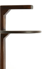 Nahaufnahme eines modernen Beistelltisches aus dunklem Holz, seitliche Perspektive