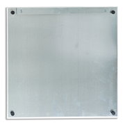 Rückansicht eines quadratischen Memoboards aus Glas mit Metallhalterungen an den Ecken.