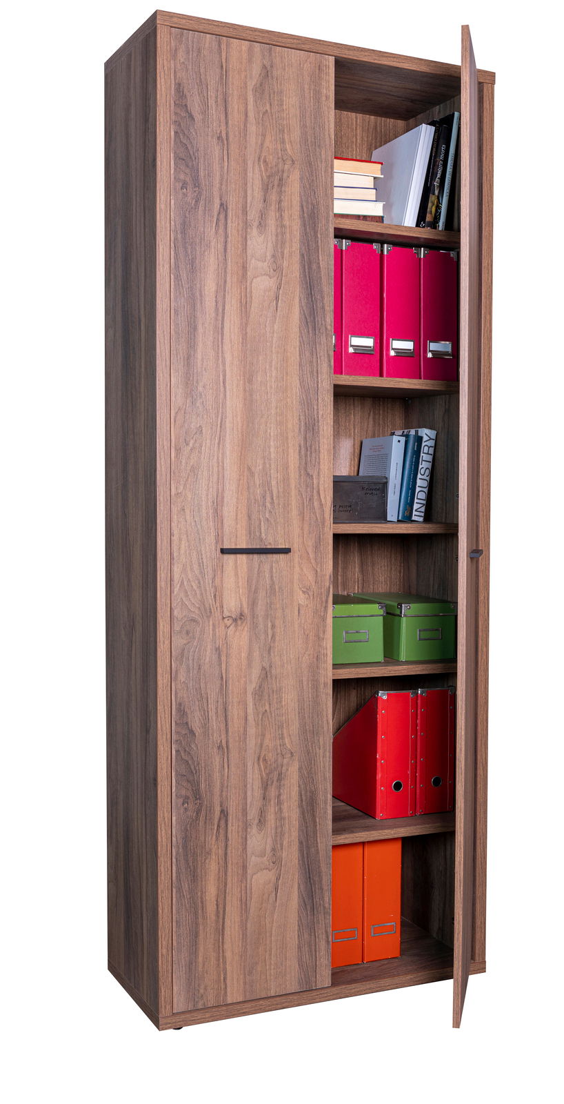 Holzschrank mit geöffneter Tür, gefüllt mit Büchern und farbigen Ordnern, aus schräger Perspektive.