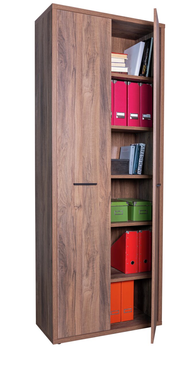Holzschrank mit geöffneter Tür, gefüllt mit Büchern und farbigen Ordnern, aus schräger Perspektive.