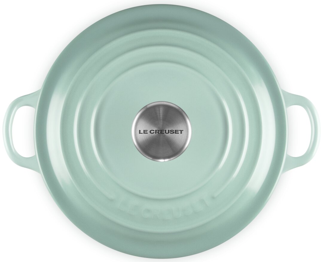 LE CREUSET Bräter 20cm rund SAGE Le Creuset runder gusseiserner Bräter mit Deckel in Mintgrün, Draufsicht von oben mit zwei Griffen und Edelstahlknopf