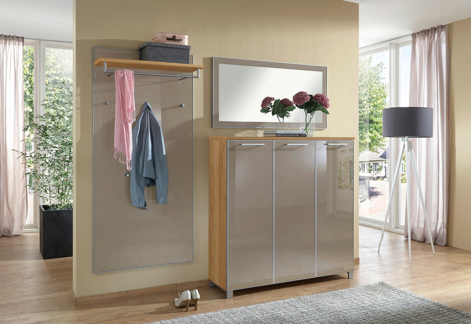 Garderoben-Set bestehend aus einem Spiegel, einer Kommode mit drei Türen und einer Wandgarderobe mit Ablage, frontal betrachtet.