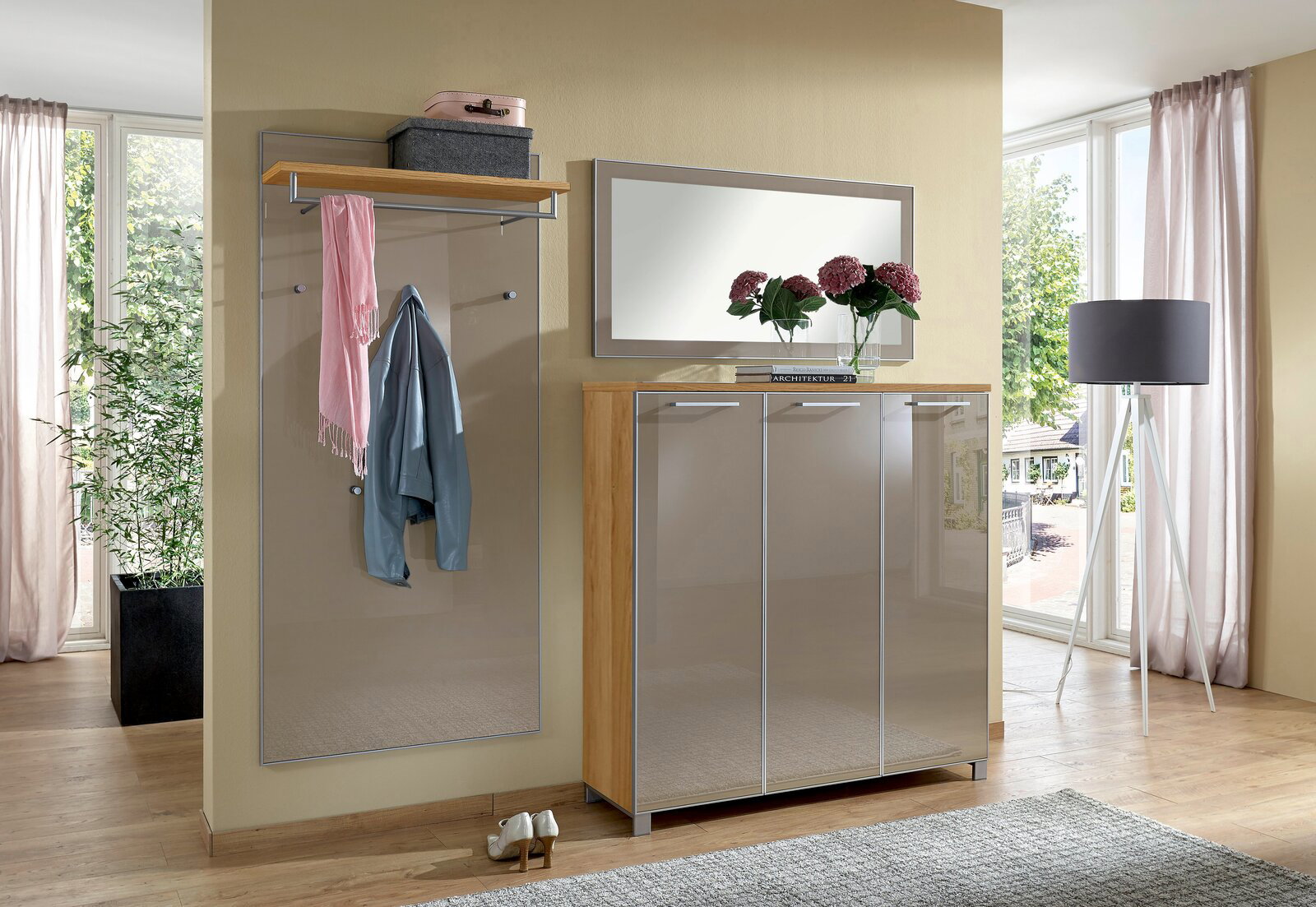 Garderoben-Set bestehend aus einem Spiegel, einer Kommode mit drei Türen und einer Wandgarderobe mit Ablage, frontal betrachtet.