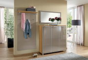 Garderoben-Set bestehend aus einem Spiegel, einer Kommode mit drei Türen und einer Wandgarderobe mit Ablage, frontal betrachtet.