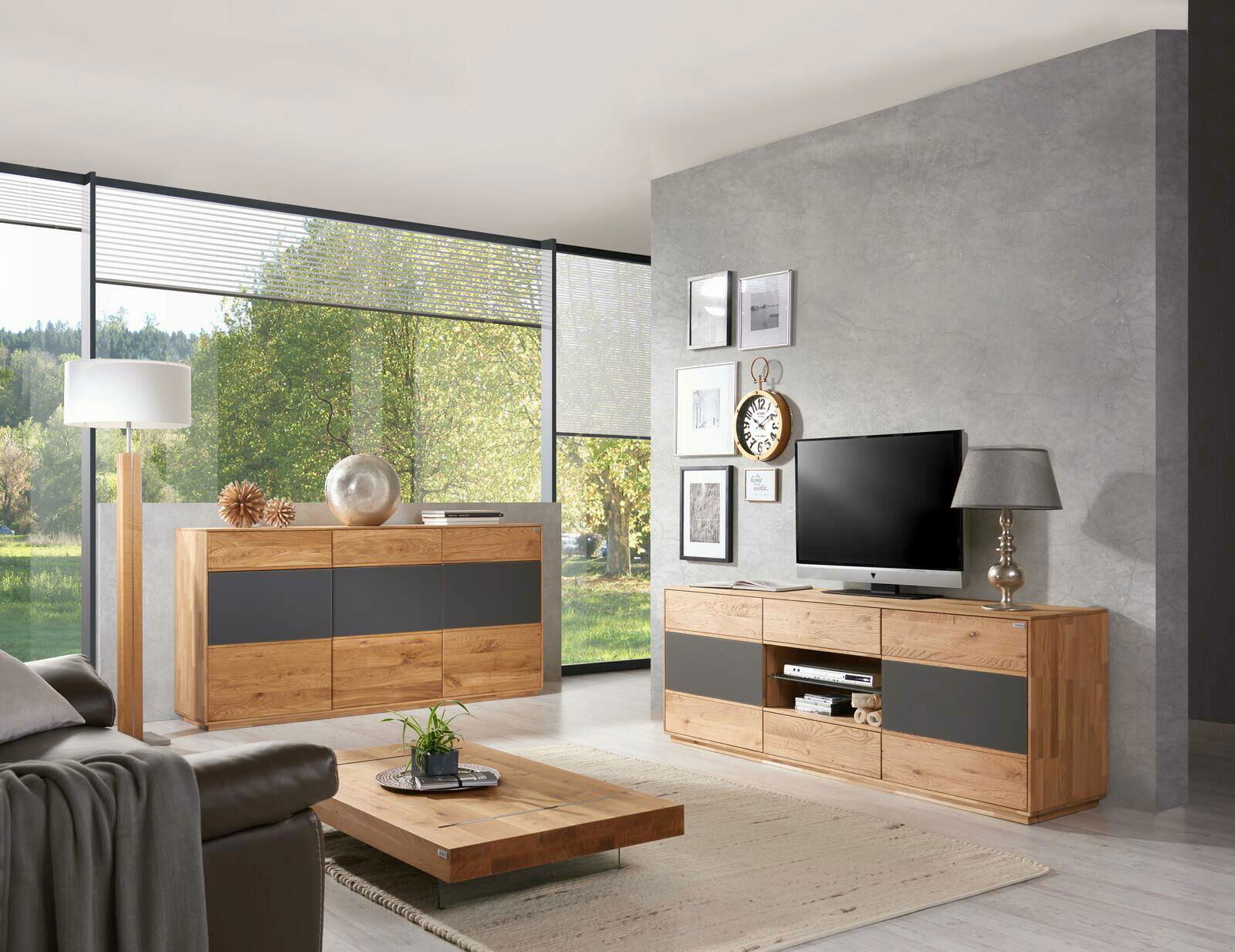 Moderne Wohnzimmermöbel aus Holz mit TV-Lowboard und Sideboard in einer hellen, stilvollen Umgebung. Perspektive von vorne.