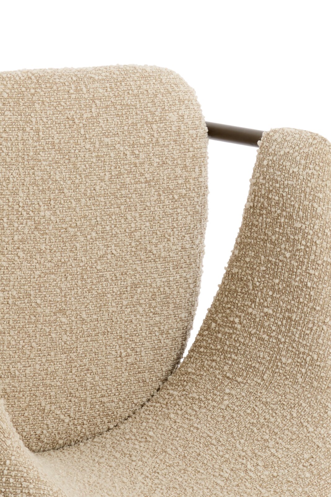 Detailansicht eines cremefarbenen Polsterstuhls mit strukturiertem Bouclé-Bezug und dunkler Metallstrebe aus schräger Frontperspektive