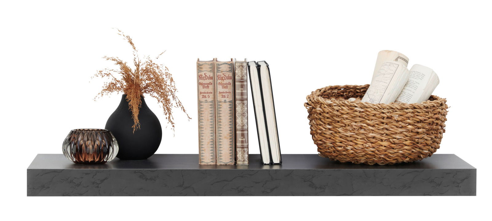 Wandboard aus dunklem Material mit Dekorationen: Vase mit Trockenblumen, Glasgefäß, Bücher und geflochtener Korb. Frontalansicht.