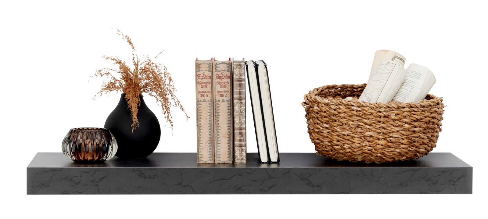 Wandboard aus dunklem Material mit Dekorationen: Vase mit Trockenblumen, Glasgefäß, Bücher und geflochtener Korb. Frontalansicht.
