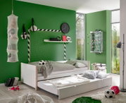 Jugendbett in einem sportlich dekorierten Zimmer mit Fußballmotiven, seitliche Perspektive