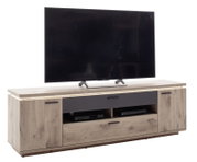 Modernes TV-Lowboard in heller Holzoptik mit schwarzen Fronten und Metallgriffen, mit Flachbildfernseher auf der Oberplatte, frontal leicht schräg von vorn fotografiert.