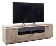Modernes TV-Lowboard in heller Holzoptik mit schwarzen Fronten und Metallgriffen, mit Flachbildfernseher auf der Oberplatte, frontal leicht schräg von vorn fotografiert.