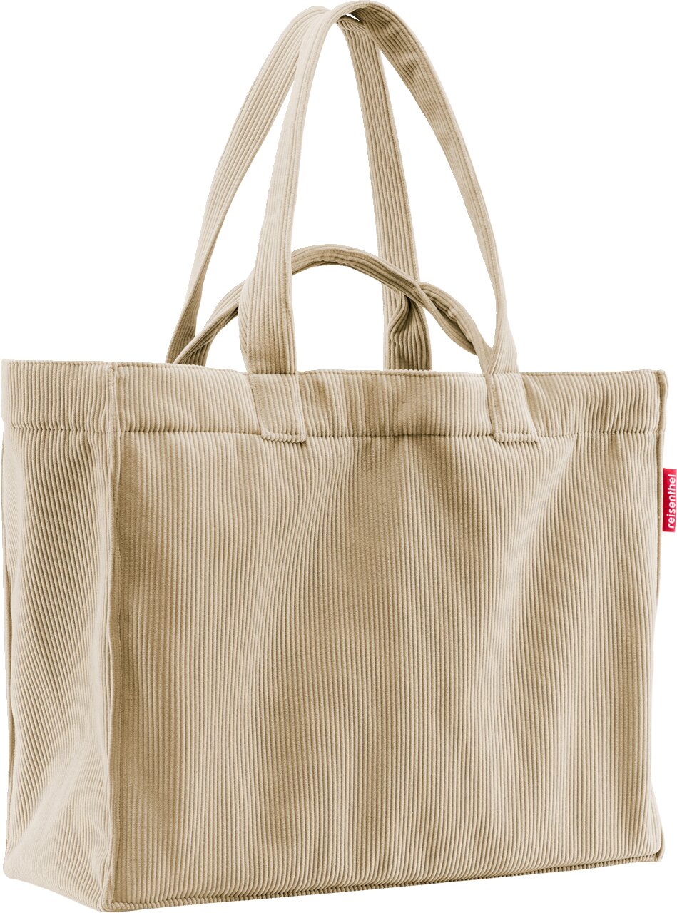 Beige Cord-Shopper mit zwei langen und zwei kurzen Tragehenkeln, Seitenansicht leicht von vorn vor weißem Hintergrund