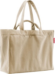 Beige Cord-Shopper mit zwei langen und zwei kurzen Tragehenkeln, Seitenansicht leicht von vorn vor weißem Hintergrund