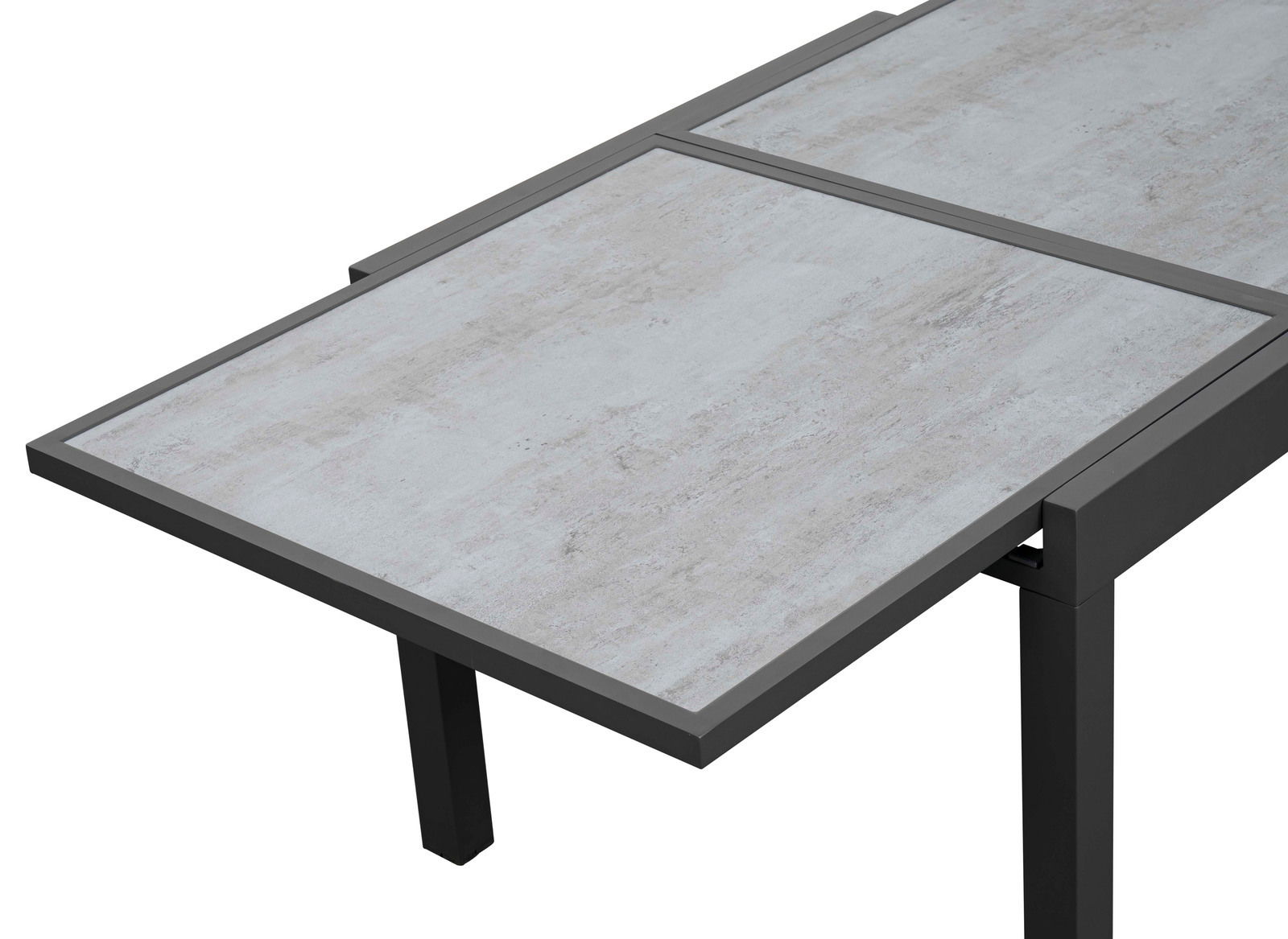 Moderner Gartentisch mit grauer Steinoptik-Oberfläche, seitliche Perspektive