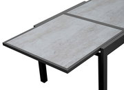 Moderner Gartentisch mit grauer Steinoptik-Oberfläche, seitliche Perspektive