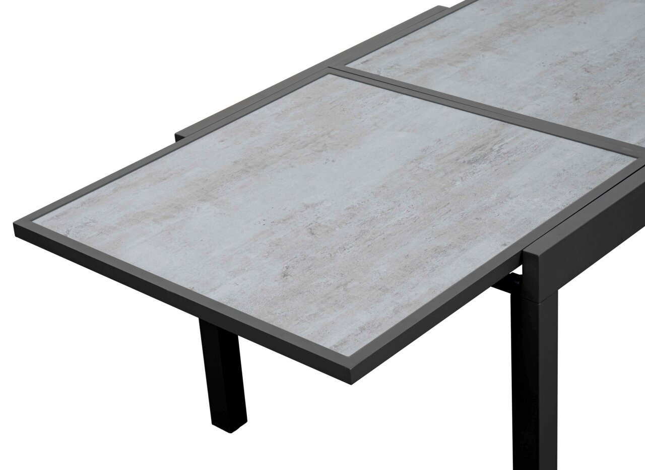 Moderner Gartentisch mit grauer Steinoptik-Oberfläche, seitliche Perspektive