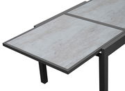 Moderner Gartentisch mit grauer Steinoptik-Oberfläche, seitliche Perspektive