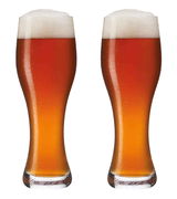 Zwei Weizenbiergläser mit bernsteinfarbenem Bier und Schaumkrone, frontal betrachtet.