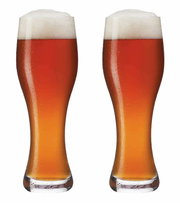 Zwei Weizenbiergläser mit bernsteinfarbenem Bier und Schaumkrone, frontal betrachtet.