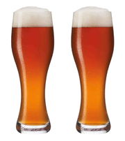 Zwei Weizenbiergläser mit bernsteinfarbenem Bier und Schaumkrone, frontal betrachtet.