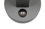Nahaufnahme einer LED-Außenwandleuchte mit rundem, grauem Gehäuse und schwarzem Sensor.