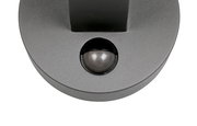 Nahaufnahme einer LED-Außenwandleuchte mit rundem, grauem Gehäuse und schwarzem Sensor.