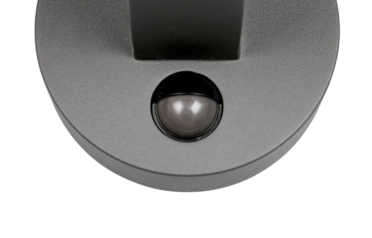 Nahaufnahme einer LED-Außenwandleuchte mit rundem, grauem Gehäuse und schwarzem Sensor.