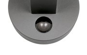 Close-up van een LED-buitenwandlamp met een ronde, grijze behuizing en een zwarte sensor.