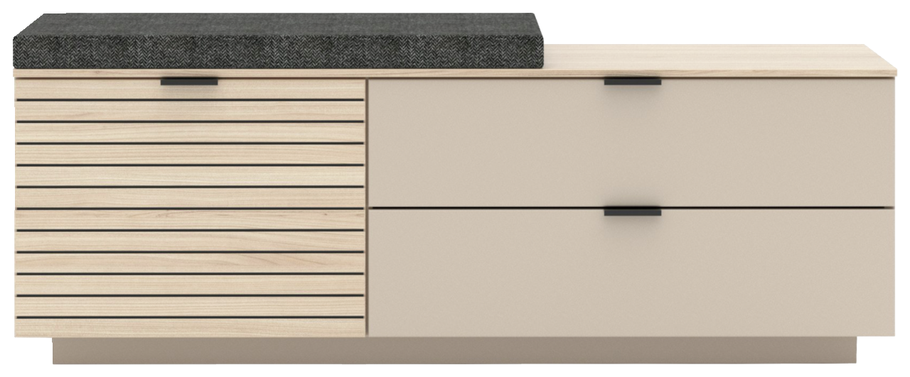 Moderne Bank mit Holzlamellen und beigem Korpus, gepolsterte Sitzfläche in dunklem Stoff, Frontalansicht.