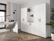 Weißer, moderner Büroschrank mit vier Türen und offenem Mittelregal mit schwarzen Griffen, in einem hellen Arbeitszimmer; Perspektive: leicht schräg von vorne rechts.