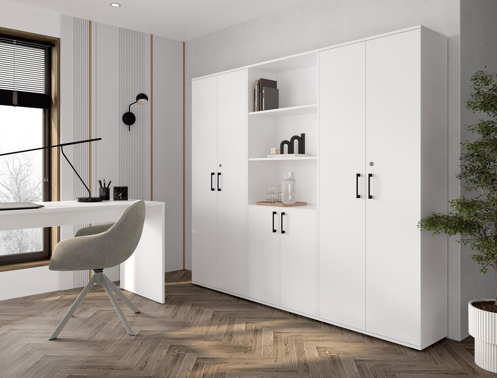 Weißer, moderner Büroschrank mit vier Türen und offenem Mittelregal mit schwarzen Griffen, in einem hellen Arbeitszimmer; Perspektive: leicht schräg von vorne rechts.