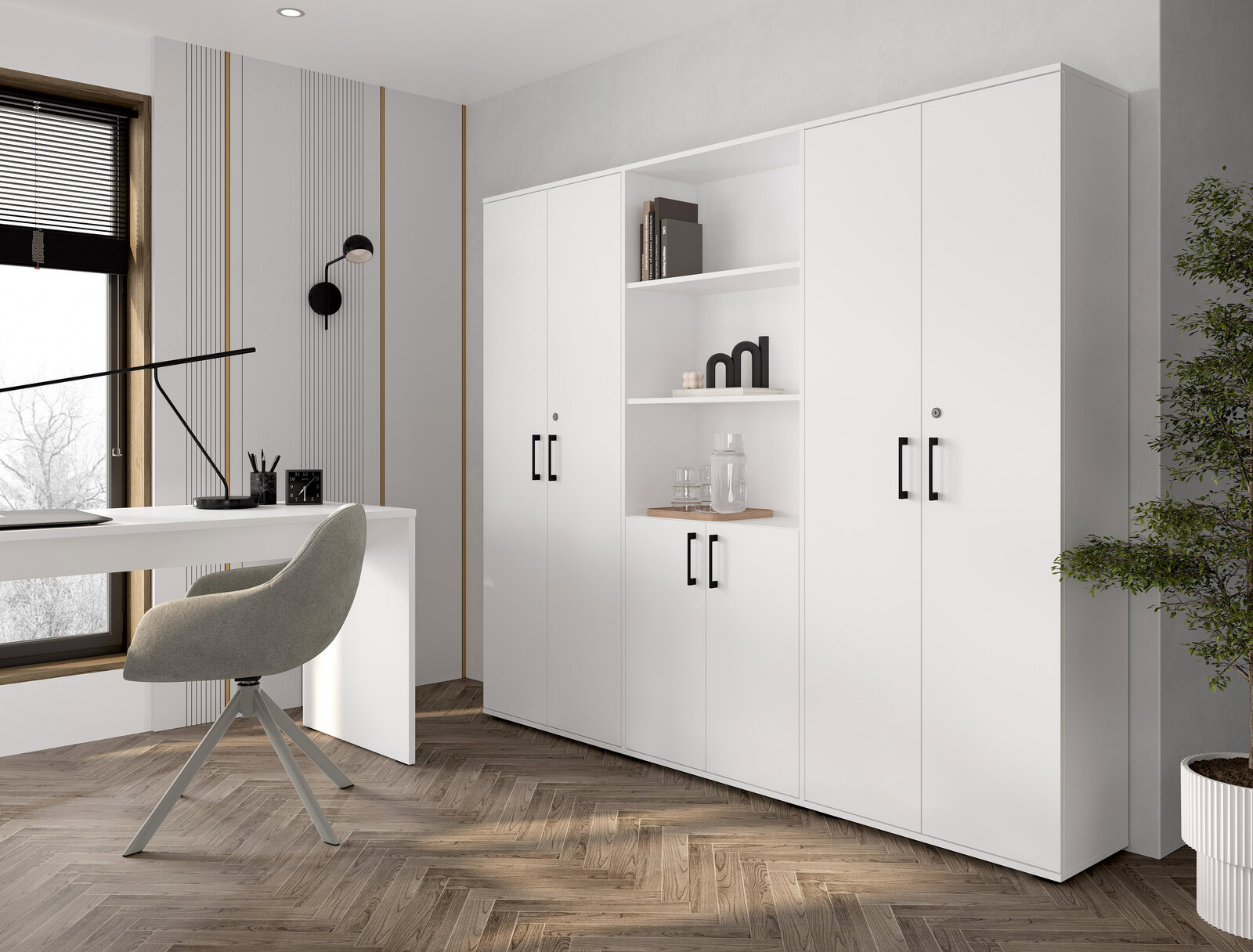 Weißer, moderner Büroschrank mit vier Türen und offenem Mittelregal mit schwarzen Griffen, in einem hellen Arbeitszimmer; Perspektive: leicht schräg von vorne rechts.