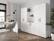 Weißer, moderner Büroschrank mit vier Türen und offenem Mittelregal mit schwarzen Griffen, in einem hellen Arbeitszimmer; Perspektive: leicht schräg von vorne rechts.