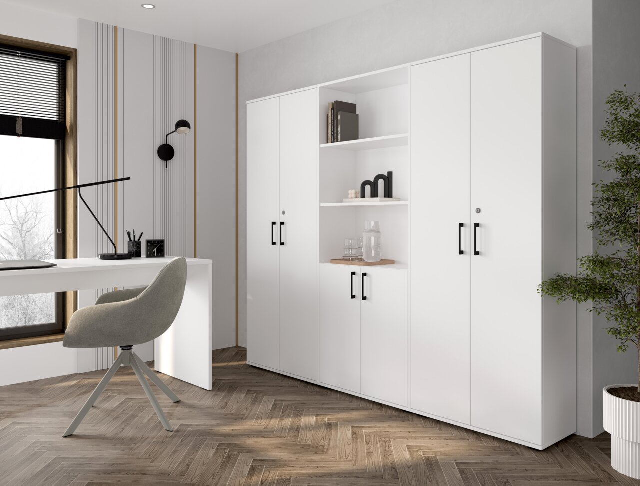 Witte, moderne kantoorkast met vier deuren en een open middenplank met zwarte handgrepen, in een lichte werkkamer; perspectief: licht schuin van rechtsvoor.
