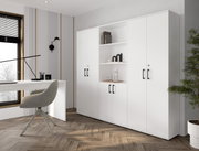 Witte, moderne kantoorkast met vier deuren en een open middenplank met zwarte handgrepen, in een lichte werkkamer; perspectief: licht schuin van rechtsvoor.