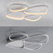 Moderne weiße LED-Deckenleuchte mit vier ovalen, überlappenden Lichtflächen und warmweißem Leuchtrand, Draufsicht schräg von unten an der Decke