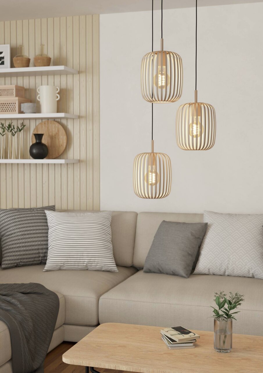 Drei moderne Pendelleuchten ROMAZZINA in einem gemütlichen Wohnzimmer, aus seitlicher Perspektive fotografiert.