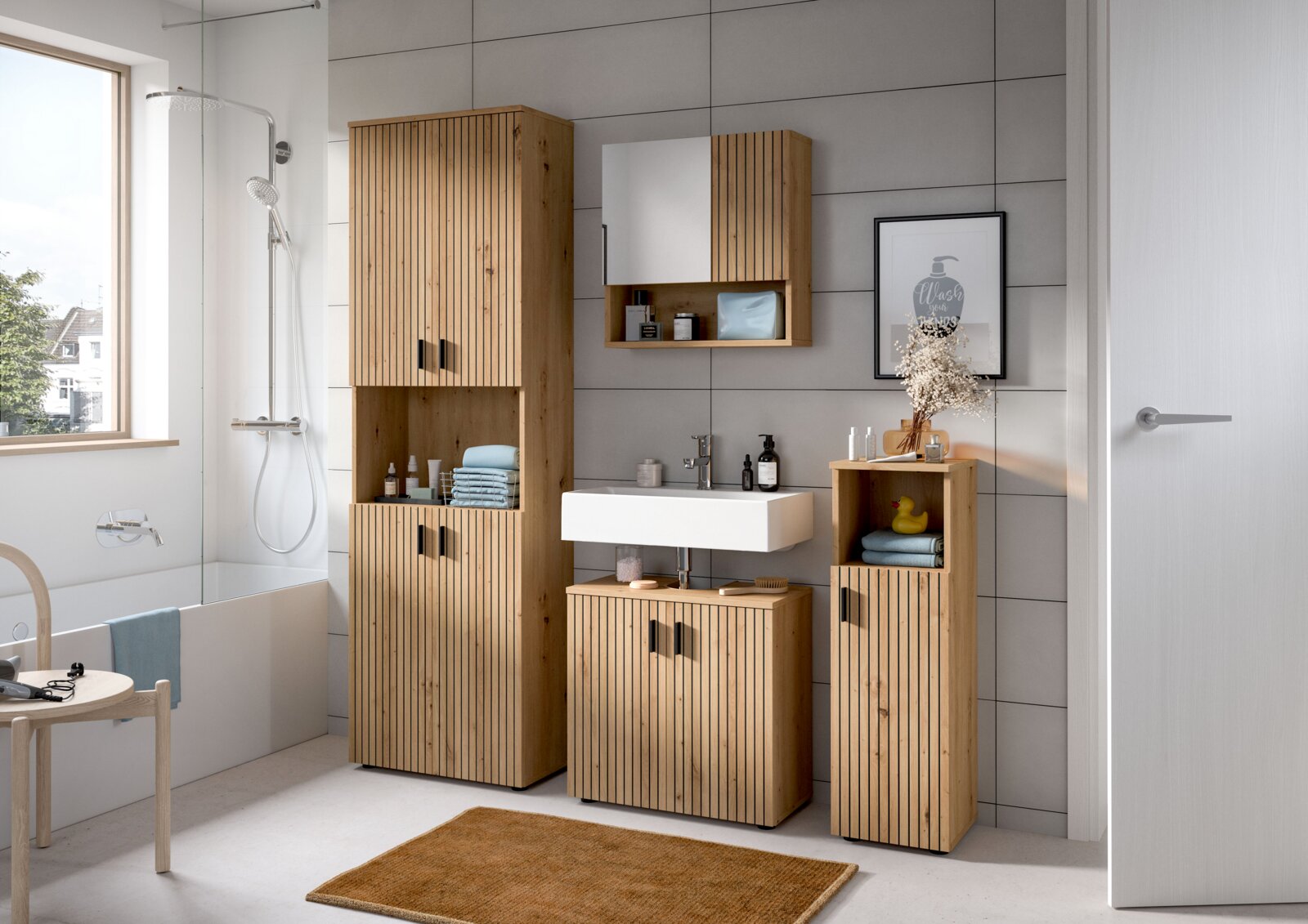 MID.YOU Badschrank MONE Modernes Badezimmer mit Holz-Badmöbeln in Lamellenoptik: hoher Schrank, Waschtischunterschrank mit weißem Aufsatzwaschbecken, Hängeschrank und kleiner Hochschrank neben Dusche; Ansicht frontal in leichter Schrägperspektive von links.