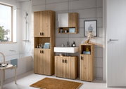 Modernes Badezimmer mit Holz-Badmöbeln in Lamellenoptik: hoher Schrank, Waschtischunterschrank mit weißem Aufsatzwaschbecken, Hängeschrank und kleiner Hochschrank neben Dusche; Ansicht frontal in leichter Schrägperspektive von links.
