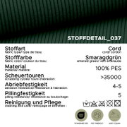 Nahaufnahme eines smaragdgrünen Cordstoffs (100% PES) mit gerippter Struktur, schräg von oben fotografiert; Stoffdetail_037 mit Angaben zu Scheuertouren >35000, Abriebfestigkeit 4–5, Pillingfestigkeit 5 sowie Pflegehinweisen und Icons (OEKO-TEX Standard 1