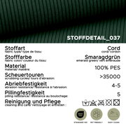 Nahaufnahme eines smaragdgrünen Cordstoffs (100% PES) mit gerippter Struktur, schräg von oben fotografiert; Stoffdetail_037 mit Angaben zu Scheuertouren >35000, Abriebfestigkeit 4–5, Pillingfestigkeit 5 sowie Pflegehinweisen und Icons (OEKO-TEX Standard 1