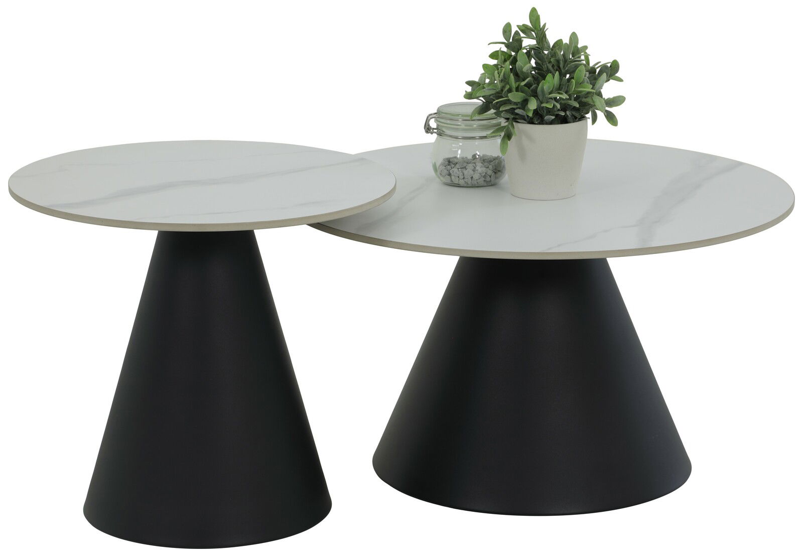 Z2 Couchtisch 2er-Set DUSTIN Zwei runde Couchtische im Set mit konischen schwarzen Untergestellen und weißen Tischplatten, dekoriert mit einer Pflanze und einem Glasgefäß, aus seitlicher Perspektive.
