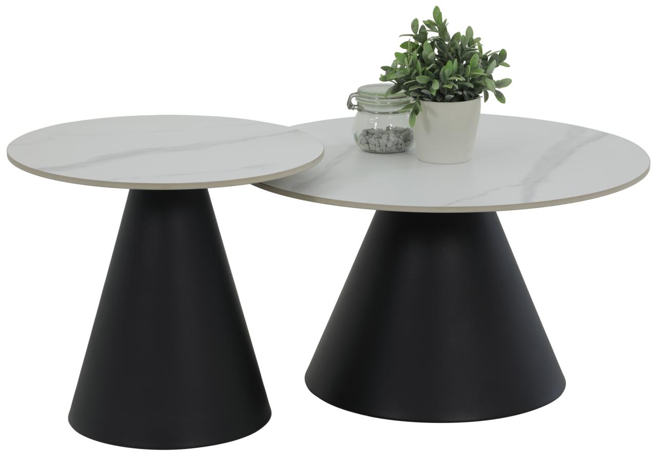 Z2 Couchtisch 2er-Set DUSTIN Zwei runde Couchtische im Set mit konischen schwarzen Untergestellen und weißen Tischplatten, dekoriert mit einer Pflanze und einem Glasgefäß, aus seitlicher Perspektive.